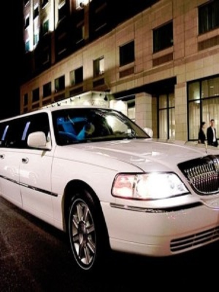 weddings-in-croatia-wedding-transportation-limousine-service-antropoti-lincoln-town-limo-10m-croatia-weddings-in-croatia450x600